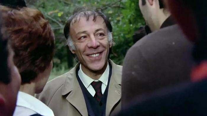 <p><strong>"KEMAL'İ &Ccedil;OK &Ouml;ZLEDİM"</strong></p>

<p><span style="color:#B22222"><strong>"Babamın hastalığının daha yeni ortaya &ccedil;ıktığı d&ouml;nem 2000 yılının sonlarıydı ve ilk olarak hafıza kaybı ile başladı. Bir g&uuml;n 'Kemal'i &ccedil;ok &ouml;zledim hi&ccedil; gelmiyor arayıp sormuyor' dedi. Oysa Kemal Sunal 4 ay &ouml;nce vefat etmişti.</strong></span></p>

<p>&nbsp;</p>
