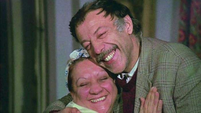 <p><span style="color:#B22222"><strong>&Ouml;ld&uuml;ğ&uuml;n&uuml; s&ouml;yleyemezdim &ccedil;&uuml;nk&uuml; babamın Kemal Abi'nin cenazesindeki perişan hali g&ouml;z&uuml;m&uuml;n &ouml;n&uuml;nden hi&ccedil; gitmiyordu. Film &ccedil;ekimi i&ccedil;in şehir dışında ve meşgul olduğunu s&ouml;yledim. Babam o zamanlarda hep &ouml;len arkadaşlarının hayatta olduğunu sandı.</strong></span></p>
