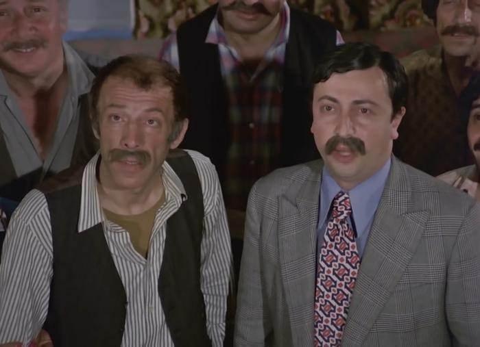 <p><span style="color:#B22222"><strong>Mutlu olmasını istediğimiz i&ccedil;in vefat ettiklerini s&ouml;ylemedik. 2002 yıllarının ilk aylarına geldiğimizde babam rahatsızlığından dolayı s&uuml;rekli yatıyordu. Uykularından 'Provaya ge&ccedil; kalıyorum!' diye kalkıyordu.&nbsp;&Ouml;zellikle m&uuml;zikallerdeki şarkıları s&ouml;yleyerek uyanıyordu. Bir g&uuml;n odasındaki televizyonun kanalını değiştirmemi s&ouml;yledi, kumandayla birka&ccedil; kanal gezdim birden ekranda 'Limonnn!' diye bağıran o efsane akt&ouml;r&uuml; g&ouml;rd&uuml;. Karşımıza babamın Neşeli G&uuml;nler filmi &ccedil;ıktı.&nbsp;Tebess&uuml;mle babama baktım ama s&ouml;ylediği s&ouml;zler ile bir anda g&ouml;zlerim doldu. Babam 'Ben bu adamı &ccedil;ok seviyorum. &Ccedil;ok g&uuml;zel oynuyor. Adı ne bu adamın?' diye sordu...</strong></span></p>
