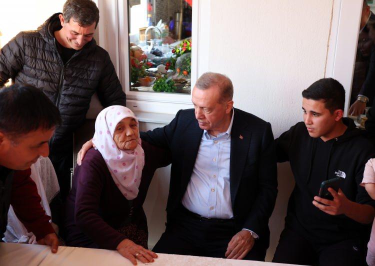 <p>Selin etkili olduğu bölgede incelemelerde bulunan Erdoğan, bölgede yapılan çalışmalara ilişkin ilgili bakan ve yetkililerden bilgi aldı.</p>
