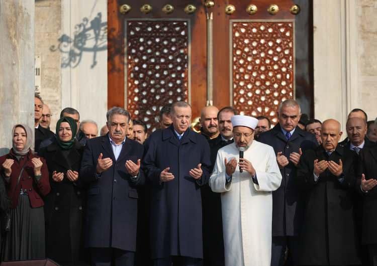 <p><em>"Yaklaşık 358 senedir milyonlarca kişinin uğrak yeri olan Yeni Cami restorasyonu 2016 yılında başlatılmıştır. Bu kapsamda caminin saçak ve kubbelerindeki 175 ton kurşun değiştirilmiştir. Dış cephesi tamamıyla temizlenmiştir. Beden ve revak duvarları güçlendirilmiştir. Özgün malzemelerle yapılmayan içlik ve dışlıklar da aslına uygun şekilde değiştirilmiştir. Mermer söve, silme, alem ve korkuluklarındaki bozulmalar ve hasarlar giderilmiştir. Tarihi çinilerden kötü durumda olanlar sökülerek sağlamlaştırılmış, çatlak veya parça kaybı olanlar kalem işleriyle tamamlanmıştır. Revak kubbelerindeki kalem işleri restorasyon projesine göre tekrar yapılmıştır."</em></p>undefined