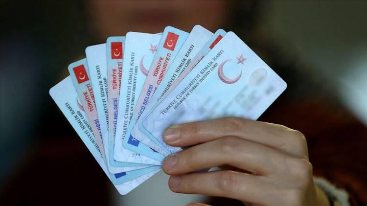 <p>Nüfus ve Vatandaşlık İşleri Genel Müdürlüğü ile Edirne Nüfus ve Vatandaşlık Müdürlüğü’nün 2022 yılında birçok rekor işleme imza attığını söyleyen Edirne Nüfus ve Vatandaşlık Müdürü Meltem Bal, kimlik kartı, ehliyet ve pasaport işlemlerinde rekor sayılara ulaşıldığını belirtti. </p>
