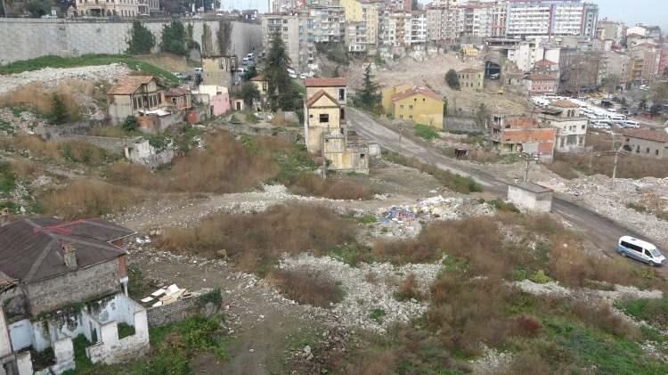 <p>Projeyi Çömlekçi Mahallesi'ne bağlayan tünel ile otoparkı kullanan vatandaşlar, şehir trafiğine girmeden Karadeniz Salih Yolu'na direkt geçiş yapabilecek.</p>
