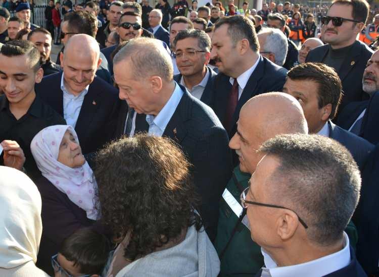 <p>Kumluca'da vatandaşlara hitap eden Erdoğan, 12 Aralık 2022'de ilçede yaşanan selde zarar gören pide işletmecisi Zülfiye Ceylan'ı ziyaret etti.</p>
