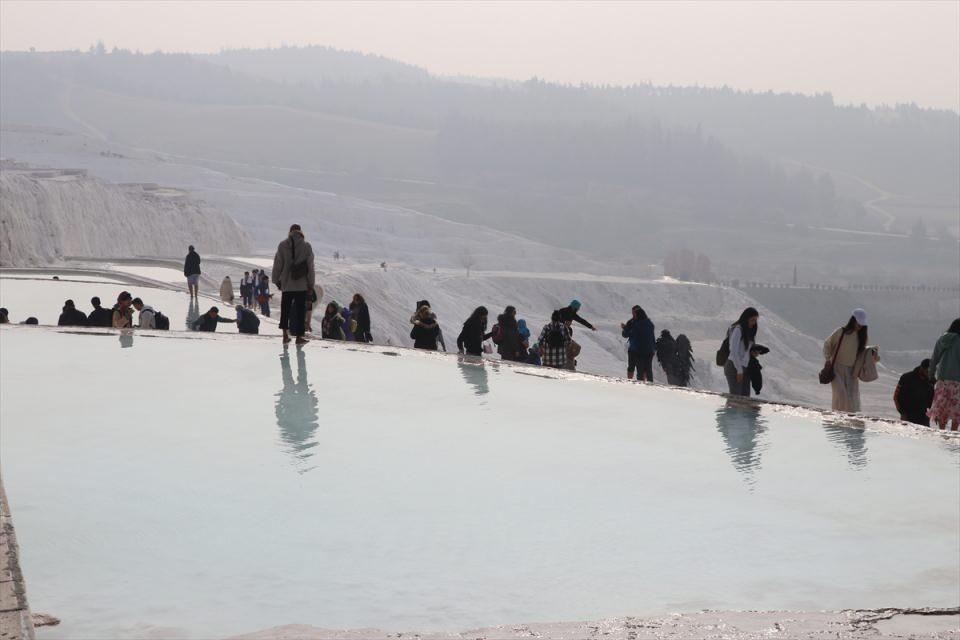 <p>Ama özellikle Güney Amerikalı turistlerin kültür turizmine talepleri var." diyen Şen, bu doğrultuda turistlerin Türkiye'ye geldiklerinde mutlaka Pamukkale'yi ziyaret ettiklerini kaydetti.</p>
