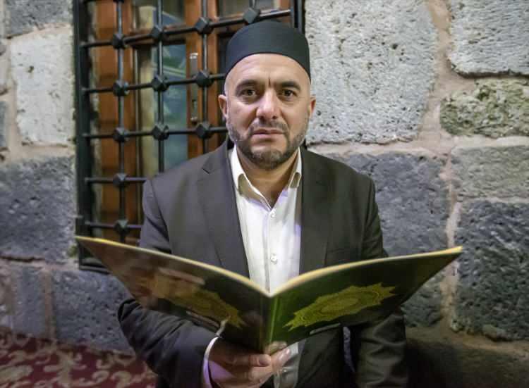 <p>Vatandaşlardan 55 yaşındaki Abdullah Keleşoğlu da çocukluk yaşlarından bu yana hatimlere katıldığını belirtti.</p>