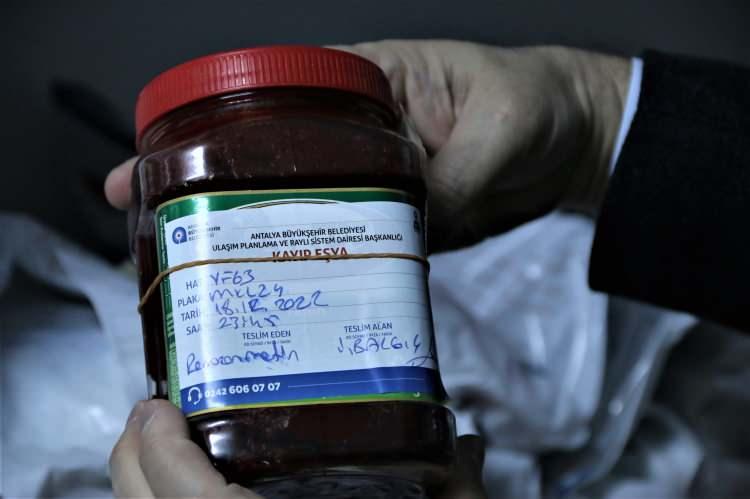 <p>Ciddi para unutanlar da oluyor, onları da teslim ediyoruz. Ulaşım kartlarından da o kişinin o otobüse binip binmediğini teyit ediyoruz" açıklamasına yer verdi.</p>
