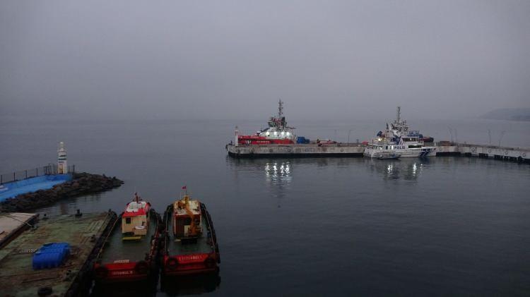 <p>Yoğun sis nedeniyle transit gemi geçişlerine kapatılan Çanakkale Boğazı, sisin etkisini kaybetmesinin ardından trafiğe açıldı.</p>
