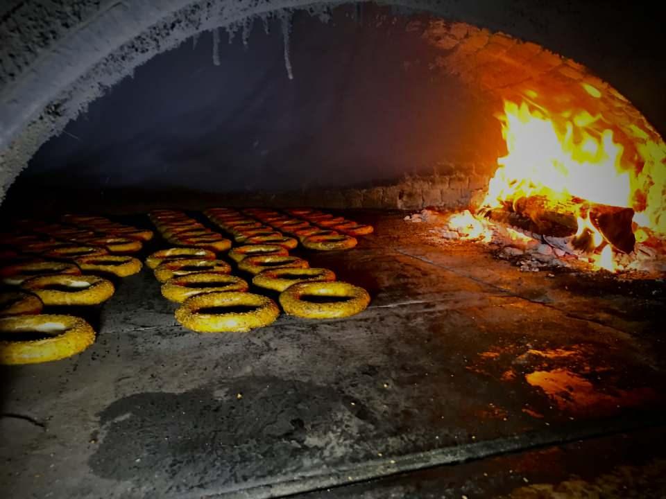 <p> Havanın durumuna göre dinlenme aşamasından sonra sıcak su ile ılıtıyoruz. Daha sonra hamuru tezgaha çıkartıyoruz. </p>
