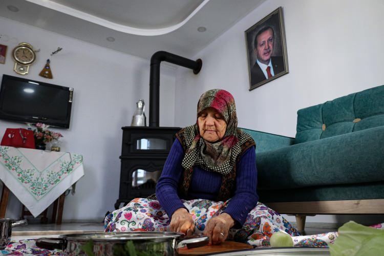 <p>Ceylan'ın evinin salonunda bulunun Recep Tayyip Erdoğan portresi ise dikkat çekti.</p>
