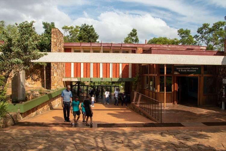 <p>Afrika'nın en gözde safari merkezlerinden Kruger Ulusal Park'ı, buraya yaklaşık 1,5 saat mesafede yer alıyor.</p>
