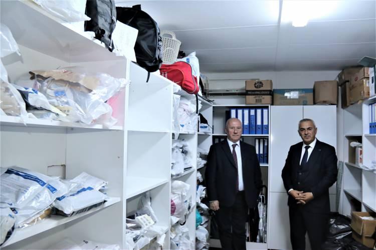 <p>Elbiseden paraya kadar yaklaşık 10 bin parça eşyanın unutulduğu otobüslerde; vatandaşlar tarafından su kabağı, gofret, tepsi ve salça unutulması "Bu kadar da olmaz" dedirtti.</p>
