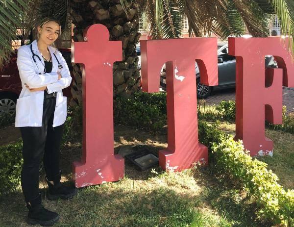 <p><strong>EVİNDE ONLARCA SAHTE BELGE VE DOKTOR KIYAFETLERİ BULUNDU</strong></p>

<p>İddianamede, Ayşe Özkiraz hakkında Çerkezköy Devlet Hastanesi Başhekimliği'nin 17 Kasım'da suç duyurusunda bulunulduğu belirtilerek kendisini 'Ayşem Özkiraz' olarak tanıtıp, pratisyen hekim olduğunu Tıpta Uzmanlık Sınavı'na girerek 81 puan aldığını, çocuk cerrahisi dalında uzmanlık tercih edeceğini, bu sebeple kendisinden çocuk cerrahisi hakkında bilgi almak istediğini söylediği kaydedildi.</p>
