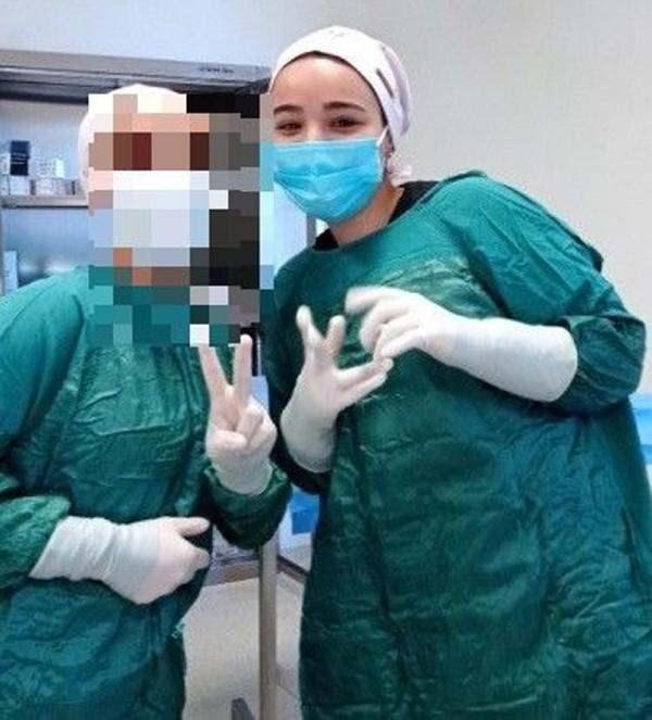 <p>İddianamede, tanık ifadelerine yer verilerek Ayşe Özkiraz'ın kendisini 'doktor' olarak tanıttığı belirtildi. Özkiraz'ın evinde yapılan aramalarda çok sayıda sahte belgeler, kimlikler ile cerrahi elbiseler, doktor önlüğü, stereoskop, cerrahi makas, damar yolu enjeksiyonu ucu, neşter, cerrahi malzeme, İstanbul Üniversitesi öğrenci kimlik kartı, İstanbul Üniversitesi öğrenci kimlik kartı, 2 İstanbul Tıp Fakültesi intörn doktor kimlik kartı, İstanbul Tıp Fakültesi personel kimlik kartı, Tekirdağ Çerkezköy Devlet Hastanesi personel kimlik kartı, Ankara Şehir Hastanesi personel kimlik kartı, Cerrahpaşa Tıp Fakültesi Hastanesi İç Hastalıkları Ana Bilim Dalı Nefroloji Ana Bilim Dalı servisine ait kart, kan grubu kartı, 4 boş şekilde boyun yaka kart askısı, 1 Türk bayrağı desenli bandana, 1 mavi renkli bandana, 9 cerrahi eldiven, 1 anatomi ibareli fotokopi kitap, 1 solunum yetersizlikleri ibareli fotokopi kitap, infotus ibareli fotokopi kitap, anatomi 2 ibareli fotokopi kitap, kadın hastalıkları ve doğum ibareli fotokopi kitap, biyokimya ibareli kitap, 1 human anatomy ibareli kitap, 1 aile tıp ibareli ansiklopedi, Harrisons ibareli kitap ele geçirildi.</p>
