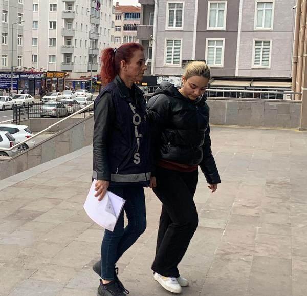 <p><strong>BİRÇOK KEZ FARKLI AMELİYATLARA KATILMIŞ</strong></p>
<p>Kendisini 'doktor' olarak tanıttığını ve girdiği bazı ameliyatlardan sonra dikiş yaptığını söyleyen Ayşe Özkiraz'ın banka hesap hareketleri üzerinde yapılan incelemede, üzerine atılı suçlara temas eden herhangi bir hesap hareketinin bulunmadı. Özkiraz'ın ve tanık C.K.'nin telefonundaki görüntüler üzerinde bilirkişi incelemesi yapıldığı belirtilen iddianamede, şöyle denildi:</p>