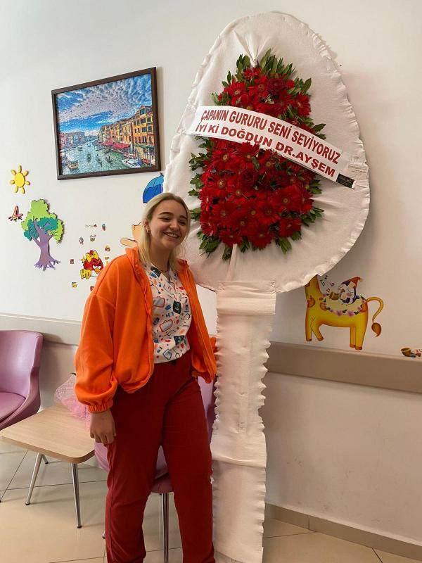 <p>"Şüphelinin sadece hasta muayene etmekle kalmayıp bizzat ameliyatlara katılarak hastalar üzerinde dikiş işlemi yaptığı tespit edildi. Alınan savunmasında da bu hususu ikrar ederek ameliyattan sonra hastalara dikiş attığını beyan ettiği, ayrıca yine şüphelinin telefonu üzerinde yapılan bilirkişi incelemesi sonrasında tespit edilen görüntülerden anlaşılacağı üzere; şüphelinin birçok kez farklı branşların ameliyatlarına katıldığı, bu ameliyatların bir kısmının çocuk cerrahisi bölümü, bir kısmının ise kadın doğum hastalıkları bölümüne ait ameliyatlar olduğu, zira görüntüler üzerinde yapılan inceleme sonrası hazırlanan bilirkişi raporu içerisinde bulunan görüntüler tetkik edildiğinde; şüphelinin katılmış olduğu ameliyatlarda sezaryenle doğum ameliyatı, bizzat kendisinin 'itinayla karaciğerden kazıyarak app çıkarılır' şeklinde alıntı yaptığı apandisit ameliyatı, yine ameliyat masasında yatan hastanın başında tek başına dikiş yaptığına dair görüntüler, şüphelinin üzerinde resmi kurum yaka kartı olduğu halde Çerkezköy Devlet Hastanesi acil girişinde çekilen fotoğrafı, diğer hastane personellerince şüpheliye eldiven giydirilip dezenfektan yaptırılarak ameliyata hazırlandığına ilişkin görüntüler tespit edildi.</p>
