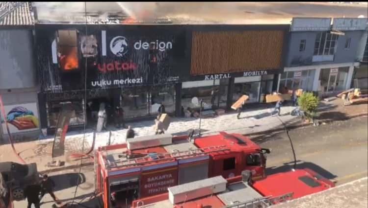 <p>Mobilyacılar Çarşısı'nda bulunan 2 katlı yatak satış mağazasında, öğle saatlerinde çıkan yangın, kısa sürede büyüdü.</p>
