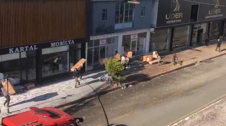 <p>İhbarla bölgeye polis, sağlık ve itfaiye ekipleri geldi. İtfaiye ekibi, alevlere müdahale ederken, esnaf da eşyaları dışarı çıkarmak için seferber oldu. </p>
