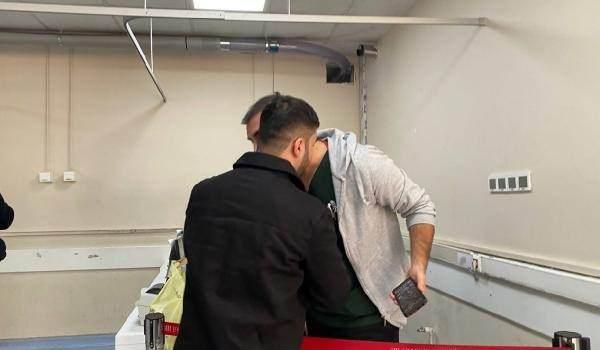 <p>Diyarbakır'ın Yenişehir ilçesinde Dr. Umut Karagöz, öncelik isteyen hastanın yakınlarının yumruklu saldırısına uğradı. Hasta yakınları ise engellenmesine rağmen M.A.'yi tedavi eden Dr. Karagöz'den özür dileyip, tatlı ikram etti.</p>
