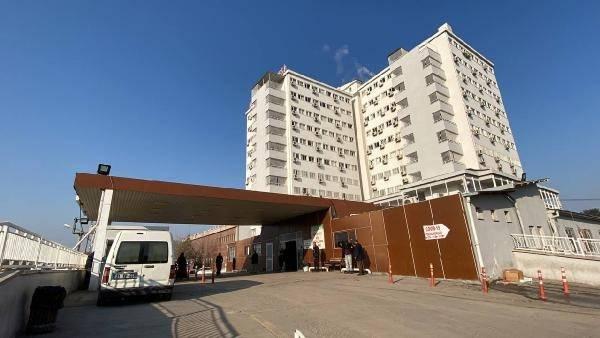 <p>Hastaneye gelen polis, hasta yakınlarını ifadelerini almak üzere emniyete götürdü. Doktor Karagöz de kalp krizi geçiren hastaya müdahalesinin ardından M.A.’yı da tedavi etti.</p>
