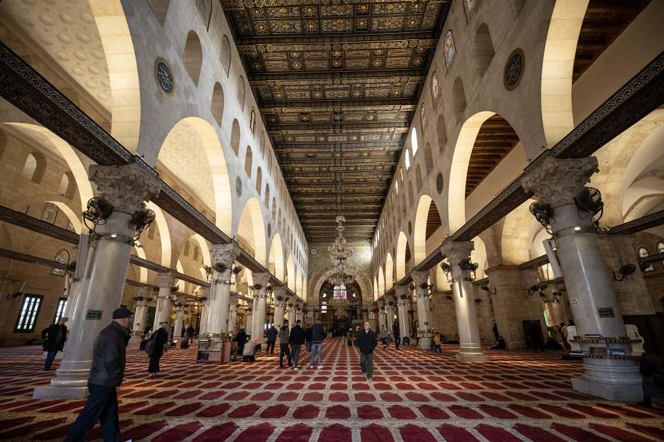 <p>İslam inancına göre, Hazreti Muhammed'in Miraç gecesi, Allah'ın daveti üzerine Cebrail Aleyhisselam'ın rehberliğinde Mescid-i Haram'dan Mescid-i Aksa'ya, oradan semaya, yüce alemlere ve ilahi huzura yükselişinin ilk durağı olarak biliniyor.</p>