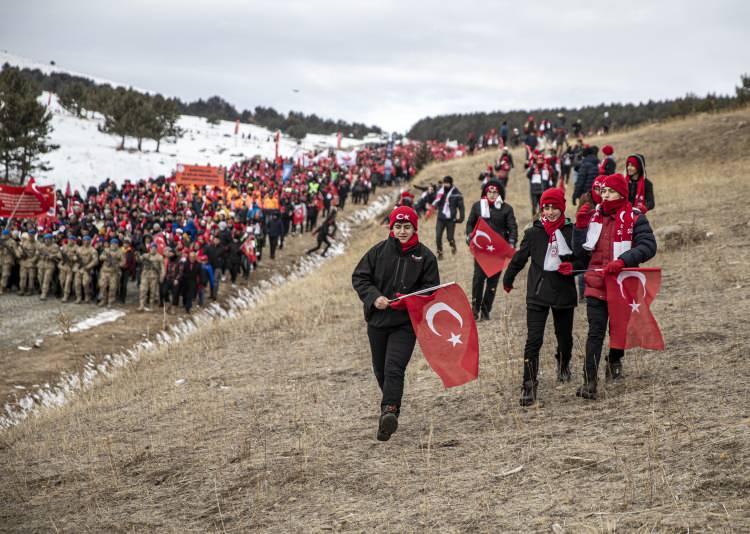 <p>Kars'ın Sarıkamış ilçesinde, Sarıkamış Harekatı'nın 108. yılı anma etkinlikleri çerçevesinde düzenlenen yürüyüş başladı. </p>
<p> </p>