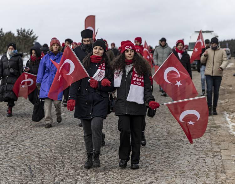 <p>Türkiye'nin birçok ilinden ve yurt dışından genç, yaşlı çok sayıda vatandaş, sabahın erken saatlerinde "Biz Hep Aynı İzdeyiz" ve "Türkiye Şehitleriyle Yürüyor" mottosuyla anma etkinliğine katılmak üzere, Sarıkamış ilçesinin Soğanlı ve Allahuekber Dağları arasındaki Kızılçubuk Zirvesi'nde bir araya geldi.</p>

