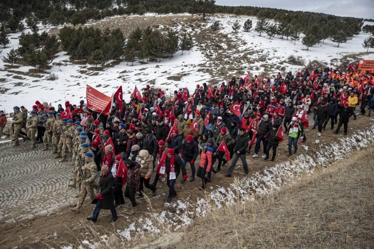 <p>Kars merkez ve Sarıkamış ilçesinden, otobüslerle zirveye ulaşan vatandaşlar, ellerinde Türk bayraklarıyla yürüyerek toplanma alanına geldi.</p>
<p> </p>