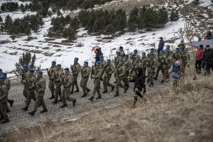 <p>Enver Paşa komutasındaki Osmanlı ordusunun, 1. Dünya Savaşı'nda Rus işgali altındaki toprakları kurtarmak için başlattığı Sarıkamış Harekatı'nın 108. yılı anma etkinlikleri kapsamında düzenlenen şehitleri anma programına, soğuk havaya rağmen vatandaşlar ilgi gösteriyor.</p>
<p> </p>