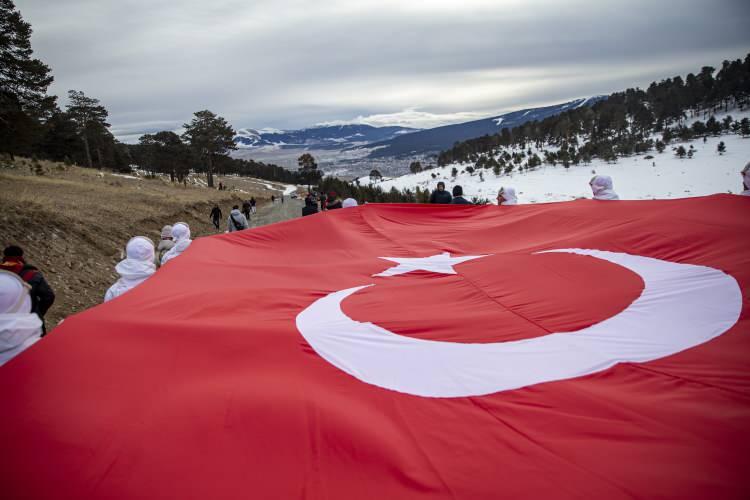 <p>Öte yandan toplanma alanında çadır kuran Kızılay ekipleri, vatandaşlara çay, çorba gibi çeşitli ikramlarda bulunuyor.</p>

<p> </p>
