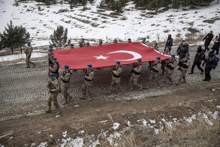 <p><strong> Binlerce kişi duaların ardından yürüyüşe geçti</strong></p>

<p>Ellerinde Türk bayrakları bulunan binlerce kişi, burada Kur'an-ı Kerim okuyup tekbir ve salavatlar getirerek şehitler için dua ettikten sonra soğuk havada Ay-Yıldızlı Tören Alanı'na doğru yürüyüşe geçti.</p>
