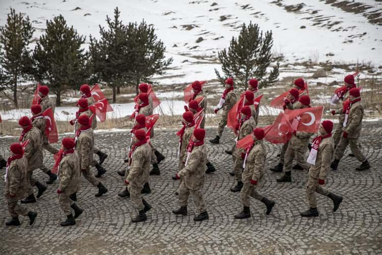 <p>Atatürk Anıtı'na çelenk sunulup şehitler için saygı atışı yapılacak programda, bir subay tarafından Sarıkamış Harekatı'nın tarihi anlatılacak.</p>
<p> </p>