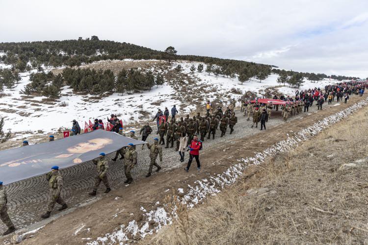 <p>Bakanlar Kasapoğlu ve Yanık'ın konuşma yapması beklenen anma etkinliği sonunda, Türk Kızılay tarafından katılımcılara yemek ikramında bulunulacak.</p>
<p> </p>
