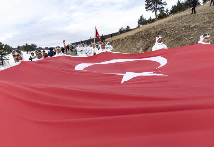 <p>Etkinliğin sonunda SOLOTÜRK ve Çelik Kanatlar, tören alanı üzerinde gösteri yapacak.</p>

<p> </p>
