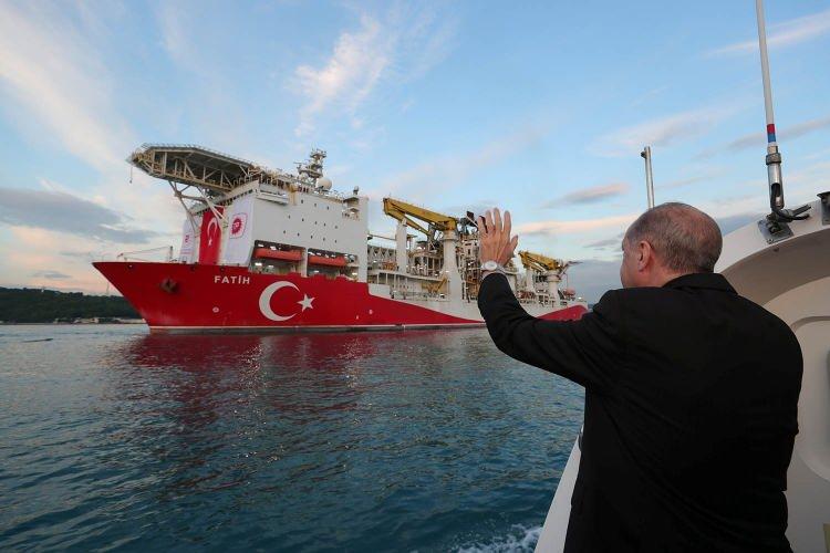 <p><strong>"VATANDAŞLARIMIZIN LEHİNE BİR ŞEY VARSA ELBETTE YAPARIZ"</strong></p>
<p> </p>
<p>Muhtemelen doğalgazda sübvansiyon miktarı 200 milyarın üstünde olacak. Avrupa'da yüksek fatura ödeyenler var. O ülkelerde de zaman zaman sübvansiyon uygulamasına gidenler var. Avrupa ile mukayese ettiğinizde en yüksek subvansiyon yapan ülke Türkiye. Enerji fiyatları 2 yıl içerisinde anormal attı. İthal ettiğimiz ürün, kuru da dikkate aldığımızda. Bunları vatandaşa yansıtsaydık vatandaşımızın alım gücü azalacaktı. Hükümetimiz çalkantılı dönemi en az hasarla atlatmayı başarmıştır. Faturanın yüzde 75'i vatandaşımıza yansımadı. Vatandaşın lehine yapılabilecek bir şey varsa elbette varız. Her türlü senaryoyu çalışıyoruz. Birkaç ay sabredelim, görelim. Ondan sonra yapılabilecek bir şey varsa çekinmeden yaparız. Cumhurbaşkanımız da ifade etti, bu işten hem devletimiz hem milletimiz kazançlı çıkacak.</p>