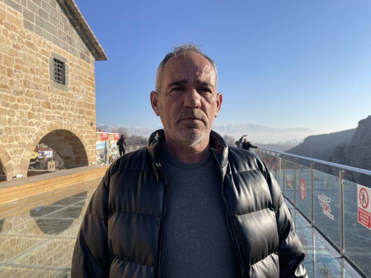 <p>Köy muhtarı Cihan Tuna, gazetecilere, köyde turizmin canlandırılması için önemli çalışmalar yapıldığını söyledi.</p>
<p>Cam seyir terasının tamamlandığını belirten Tuna, "Caminin restorasyonu bitti. Üst katında kütüphane olacak. Müze bölümümüz ve ibadet etmek isteyenler için de yerimiz olacak. Vatandaşlardan yoğun talep olunca seyir terası da erken açıldı. Yazın ziyaretçi sayının artmasını bekliyoruz." dedi.</p>