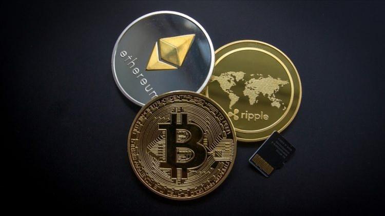<p>- KAZAKİSTAN, KRIPTO PARA MADENCİLİĞİNDE NASIL DÜNYA LİDERİ OLDU?</p>
<p>Kazakistan’daki ucuz elektrik, uygun hava koşulu gibi faktörler ülkede 2019'da kripto para madenciliğinin sanayileşmesine neden oldu.</p>
<p>Özellikle 2021'in yazında Çin'de her türlü kripto para madenciliğinin yasaklanmasıyla sektör, komşu ülke Kazakistan'a kaymaya başladı.</p>
<p>Çinli kripto madencilerin akınına uğrayan Kazakistan, küresel kripto para madenciliğinde kısa sürede ABD'den sonra dünyada ikinci sıraya yükseldi.</p>