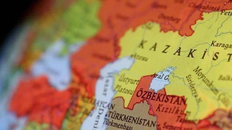 <p>Kazakistan Parlamentosunda kripto para madenciliğini yasallaştıracak "Dijital Varlıklar Hakkındaki" yasa tasarısının görüşüldüğünü aktaran Putra, kendisinin de söz konusu yasa tasarısının hazırlanmasında uzman olarak yer aldığını söyledi.</p>
<p>Putra, daha önce ülkede böyle bir sektörde yasa tasarısı geliştirilmediği için sürecin zor geçtiğini anlatarak "Bu yasa tasarısıyla artık dijital madencilik, lisanslı bir faaliyet olacak. Bu lisanslar iki kategoride verilecek. Birinci kategori, madencilik ekipmanların yerleştirildiği veri merkezlerinin sahiplerine ikinci kategori ise sadece madencilik bilgisayarı olan bireysel girişimciyi kapsayacak." ifadelerini kullandı.</p>