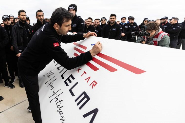 <p>Bayraktar, "Kızılelma'nın süpersonik varyantını da yapmayı düşünüyoruz. Sesin üstünde de uçabilen bir varyantı olacak. Bunun yanında KIZILELMA agresif manevralar yapacak" dedi.</p>