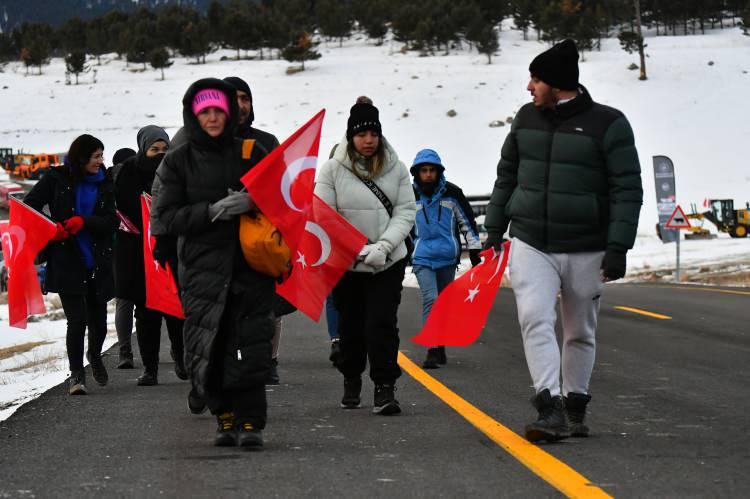 <p>Kars merkez ve Sarıkamış ilçesinden, otobüslerle zirveye ulaşan vatandaşlar, ellerinde Türk bayraklarıyla yürüyerek toplanma alanına geldi.</p>

<p> </p>
