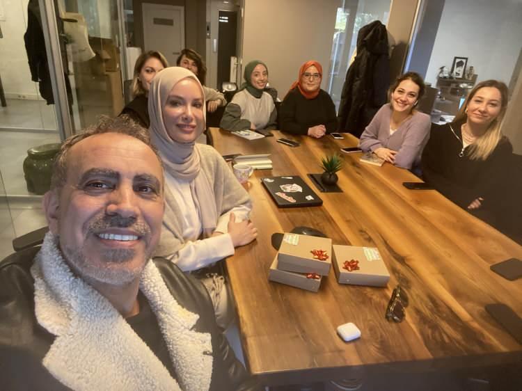 <p><span style="color:#2F4F4F"><strong>Daha önce Haluk Levent'in ekibiyle birlikte aynı proje etrafında toplanan Özçelik, hem yurt dışında hem de yurt içinde faaliyetlerini tüm hızıyla sürdürmeye devam ediyor.</strong></span></p>
