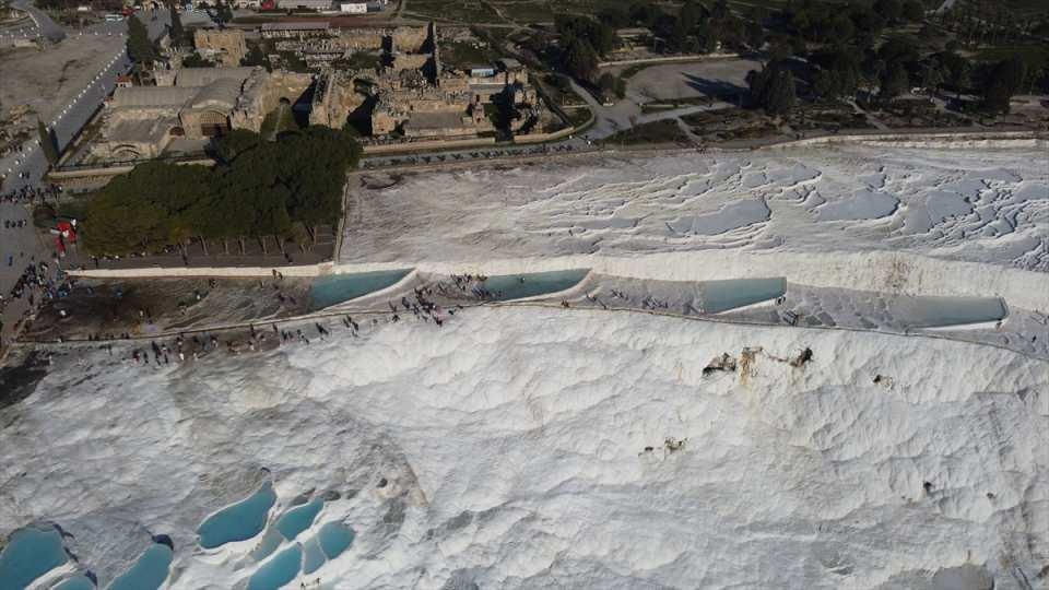 <p><em><strong>Yaklaşık 2 milyon turist sayısıyla Türkiye'de açıklanan müze ve ören yerleri arasında "en fazla ziyaretçi alan yer" unvanına sahip olduklarını ifade eden Şen, şöyle konuştu:</strong></em></p>

<p>"2023'te 3 milyon hedefi koyduk. Şu an itibarıyla gelen rezervasyonlardan da bu sayının tutacağına eminiz. Umarız herhangi bir sıkıntı yaşanmaz. Çünkü biliyorsunuz turizm pamuk ipliğine bağlı. Bir sıkıntı olmazsa ve turizmcilerin beklentileri gerçekleşirse 2023 hem ülkemiz hem de Denizli turizmi için çok çok önemli olacak."</p>
