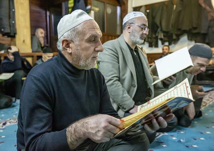 <p>Cami cemaatinden 74 yaşındaki Muhammet Sıddık Keleşoğlu ise hatim geleneğine 60 yıldan fazladır katıldığını ve bir ay boyunca gece saatlerinden sabahın ilk saatlerine kadar Kur'an-ı Kerim okuduklarını söyledi.</p>