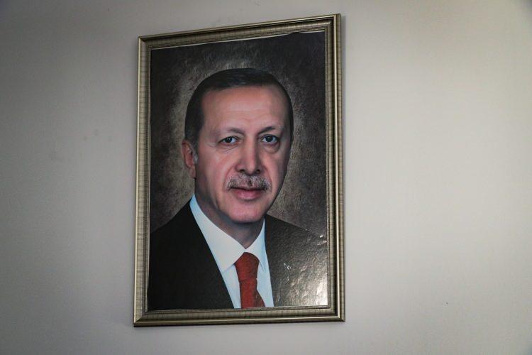 <p><strong>BAŞKAN ERDOĞAN'A İLK CÜMLESİNİN 'DÜNYA DURDUKÇA DUR' OLACAĞINI SÖYLEDİ</strong></p>
<p>Cumhurbaşkanı Erdoğan’a ilk cümlesinin <strong>“dünya durdukça dur”</strong> olacağını belirten Ceylan, <strong>“nasip olursa pide, sarma ve bazlama yapıp ikram edeceğim. Çayım ve kahvem de var onları da ikram edeceğim. Ona ilk cümlem dünya durdukça dur olacak. Mazlumların, öksüzlerin ve yetimlerin babası olduğunu söyleyeceğim”</strong> dedi.</p>
