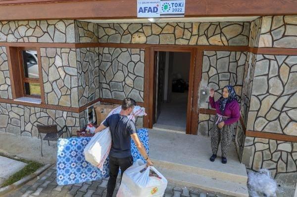 <p>Evine yeni taşınan Ayşe Akça yaşadıklarını anlatırken gözyaşını tutamadı. Akça, “Yangından sonra duman nedeniyle ameliyat oldum. Her şeyimiz yandı, birkaç çamaşırla çıktık. Şimdi de odamın birisi boş kalıyor.</p>
