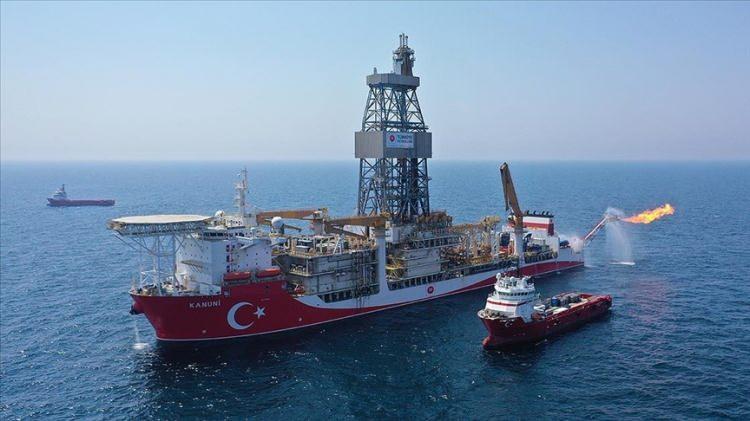 <p><strong>"ABDÜLHAMİD HAN GEMİSİ MERSİN TAŞUCU'NDA"</strong></p>

<p> </p>

<p>İlk kuyuyla birlikte keşif yakalanınca iki üç yıl içinde üretilmesi hedef konulunca doğal olarak filomuzun büyük kısmını Karadeniz'e çektik. Kuyu açıldıktan sonra yapılması gereken işler var. Sadece kuyu açmakla iş bitmiyor. Üç gemi ancak yetişiyor. Abdülhamid Han filomuza yeni katıldı. Mersin Taşucu'nda devam ediyor.</p>
