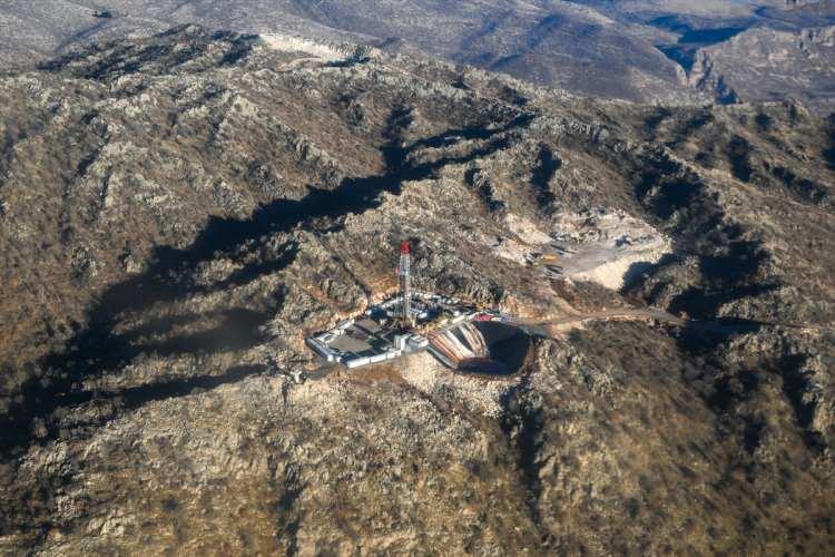 <p>Cumhurbaşkanı Recep Tayyip Erdoğan'ın 12 Aralık 2022'de Gabar Dağı'nda 150 milyon varillik net petrol rezervine sahip saha keşfedildiğini, 2022'de karada yapılan en büyük 10 keşiften biri olan bu sahadaki rezerv değerinin yaklaşık 12 milyar dolar olduğunu açıklamasının ardından bölgede çalışmalar aralıksız sürüyor.</p>
<p> </p>