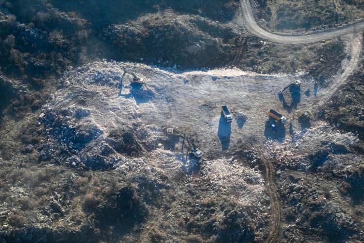 <p>Şırnak'ın İdil ilçesinde 2019'da PKK'lı teröristlerce tuzaklanan el yapımı patlayıcıya müdahale sırasında meydana gelen patlamada şehit olan Astsubay Esma Çevik'in isminin verildiği bölgede, petrol üretimi hummalı şekilde devam ediyor.</p>

<p> </p>
