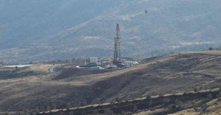 <p>İki yıl öncesine kadar arpa, buğday ve yulaf ektikleri arazilerden şimdi petrol çıktığını dile getiren Vural, bunun mutluluğunu yaşadıklarını ifade etti.</p>
<p> </p>