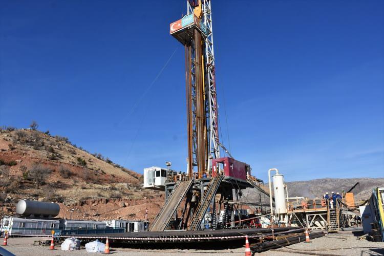 <p>Köylülerden Şahiye Edis de petrolün köylerinde çıkmasının mutluluğunu yaşadıklarını, bunun bölgeye ve köye faydalı olacağına inandığını belirtti.</p>
<p> </p>